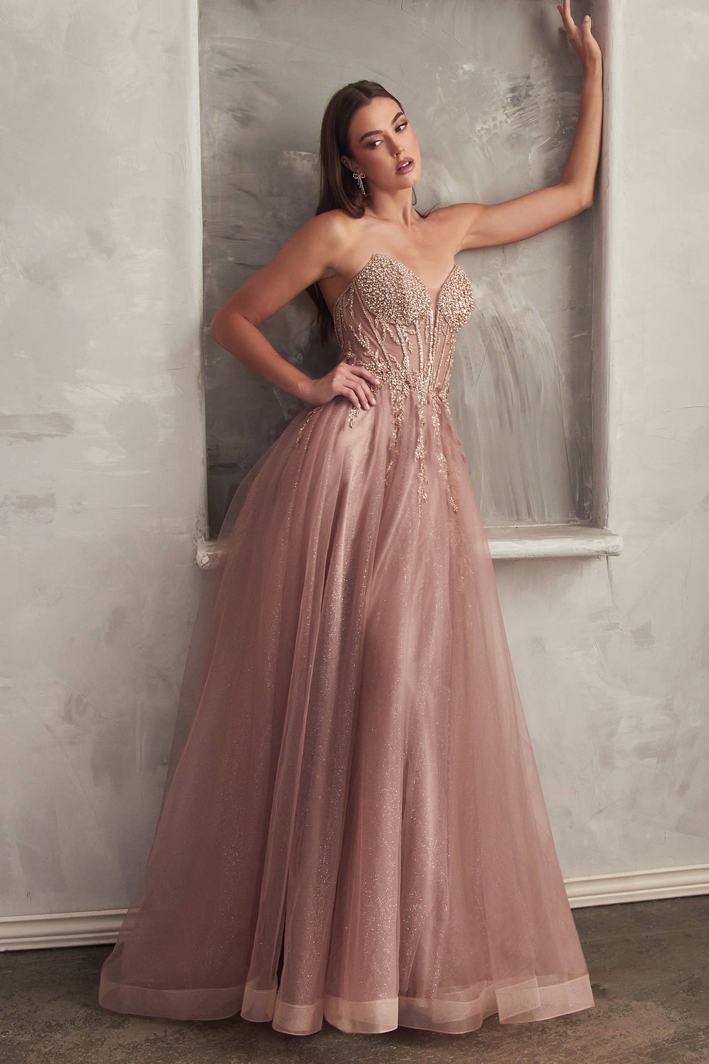 TRÄGERLOSES BALLKLEID AUS MEHRLAGIGEM TÜLL
