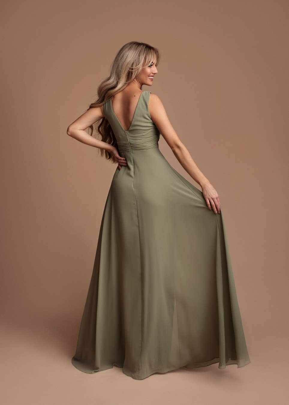 R1451 - Jumpsuitkleid mit tiefem V-Ausschnitt