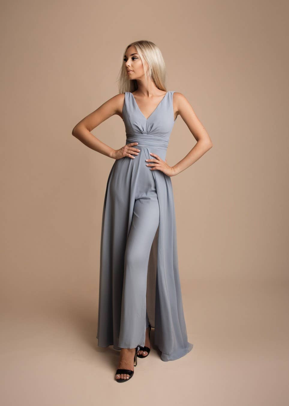 R1451 - Jumpsuitkleid mit tiefem V-Ausschnitt