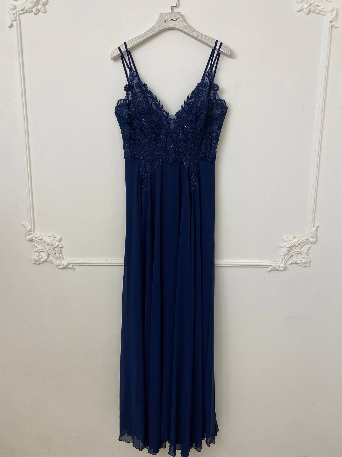 Langes Abendkleid mit Spitze und Riemen R1854