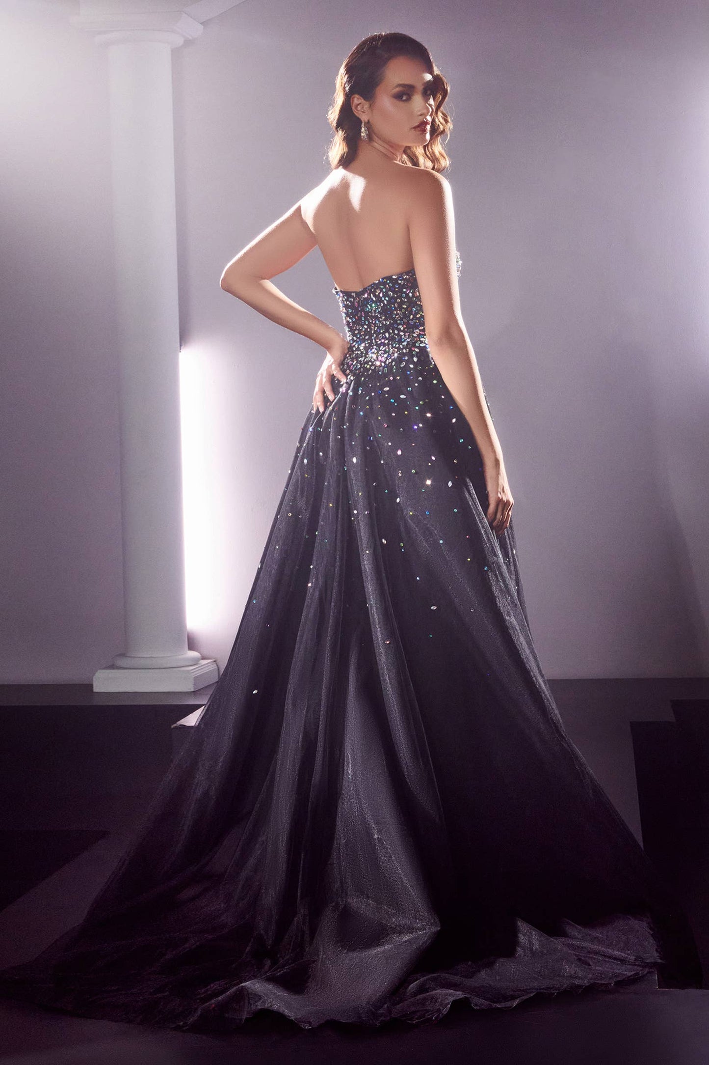 TRÄGERLOSES BALLKLEID MIT SCHMUCKAKZENTEN