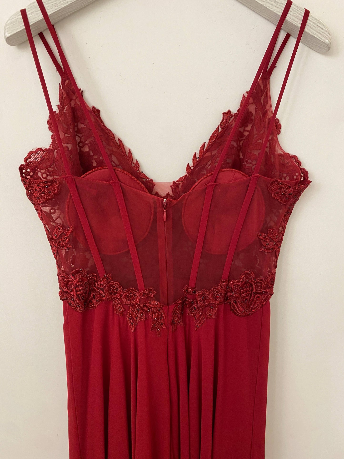 Langes Abendkleid mit Spitze und Riemen R1854