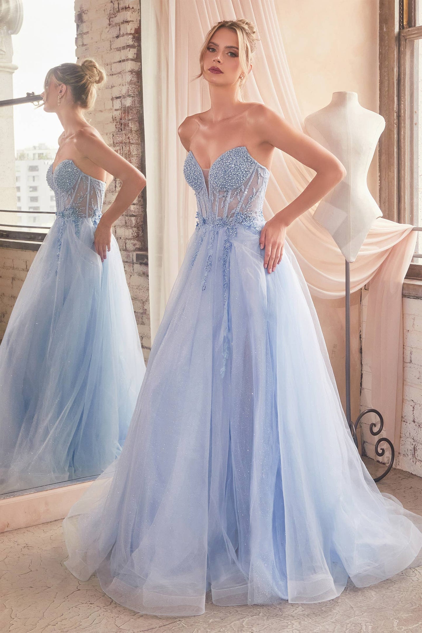 TRÄGERLOSES BALLKLEID AUS MEHRLAGIGEM TÜLL
