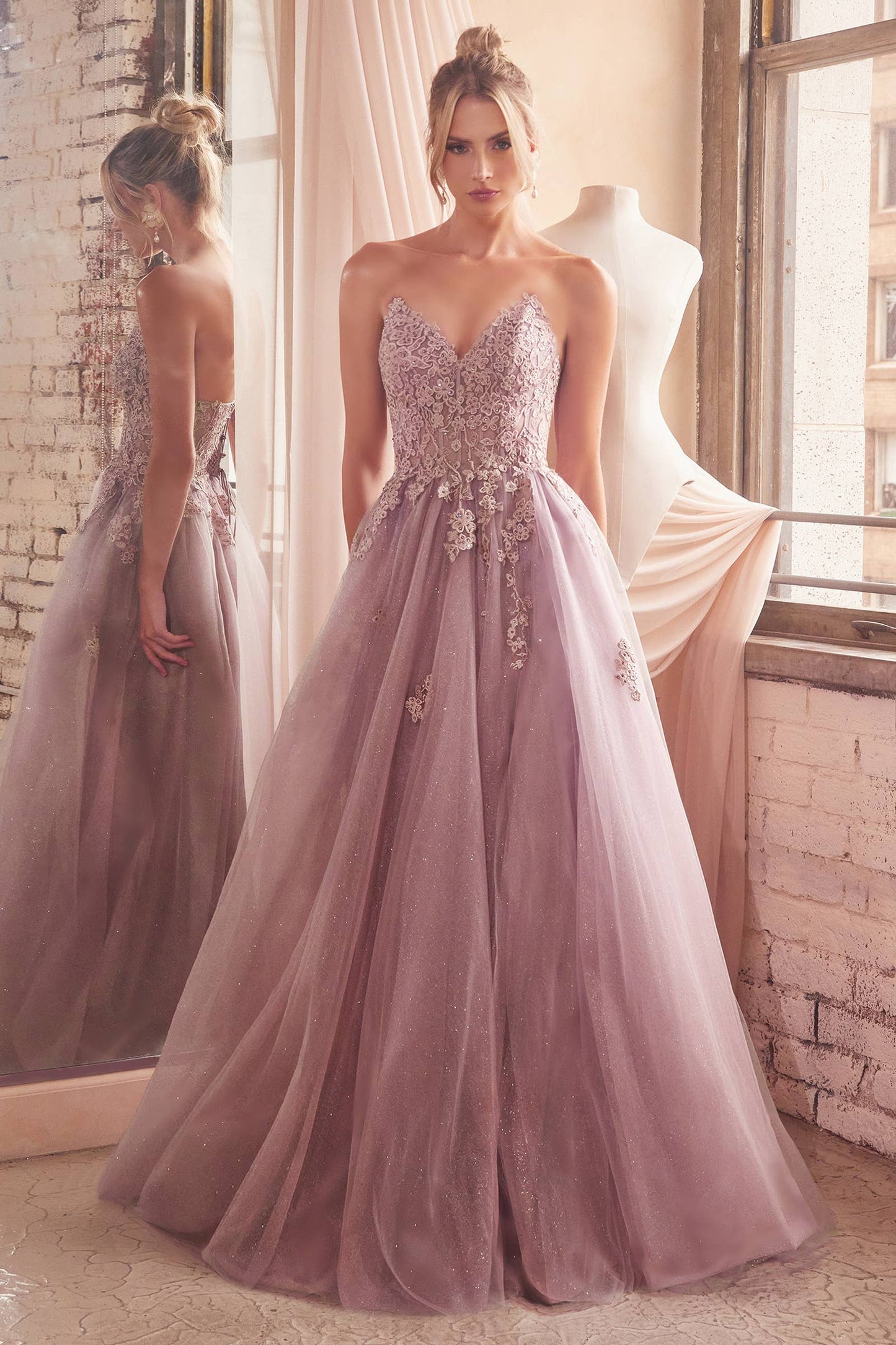 TRÄGERLOSES A-LINIENKLEID AUS SPITZE UND TÜLL