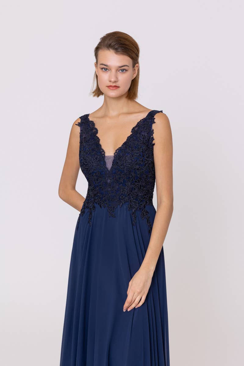 R0268 STRASSE
A-Linien-Kleid mit V-Ausschnitt und Rundhalsausschnitt