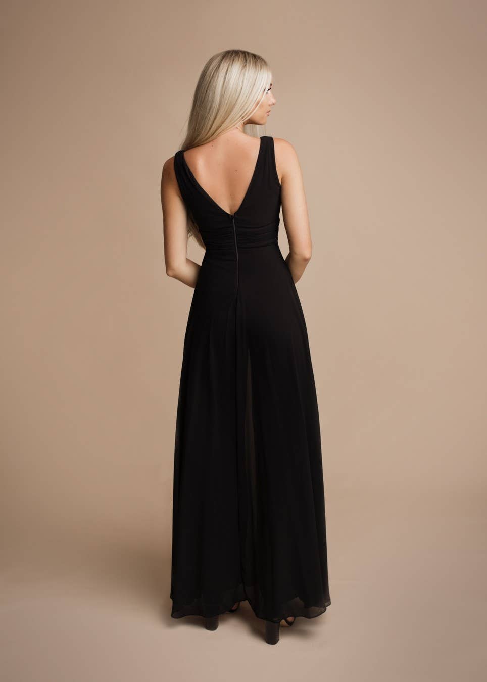 R1451 - Jumpsuitkleid mit tiefem V-Ausschnitt