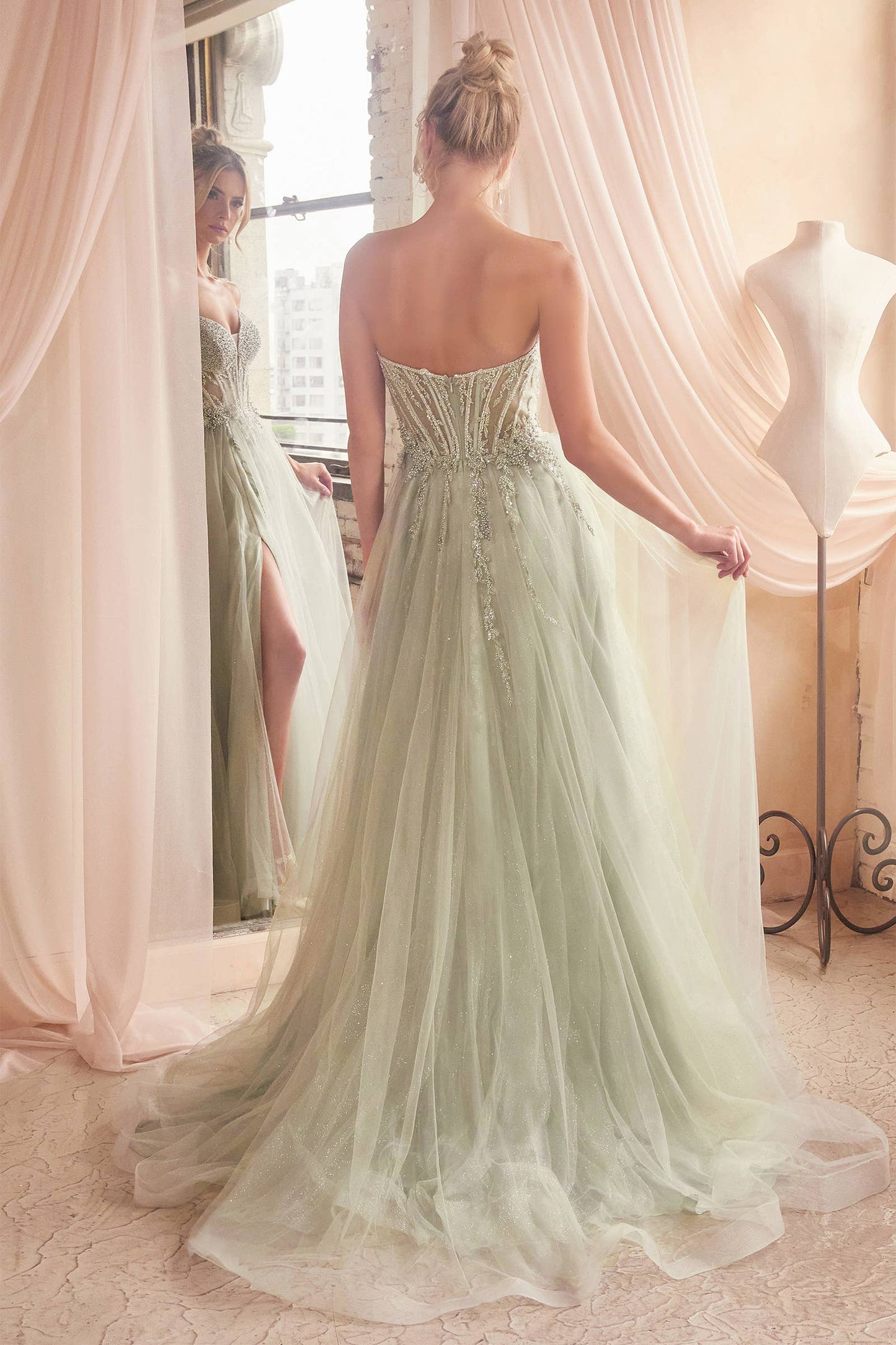 TRÄGERLOSES BALLKLEID AUS MEHRLAGIGEM TÜLL