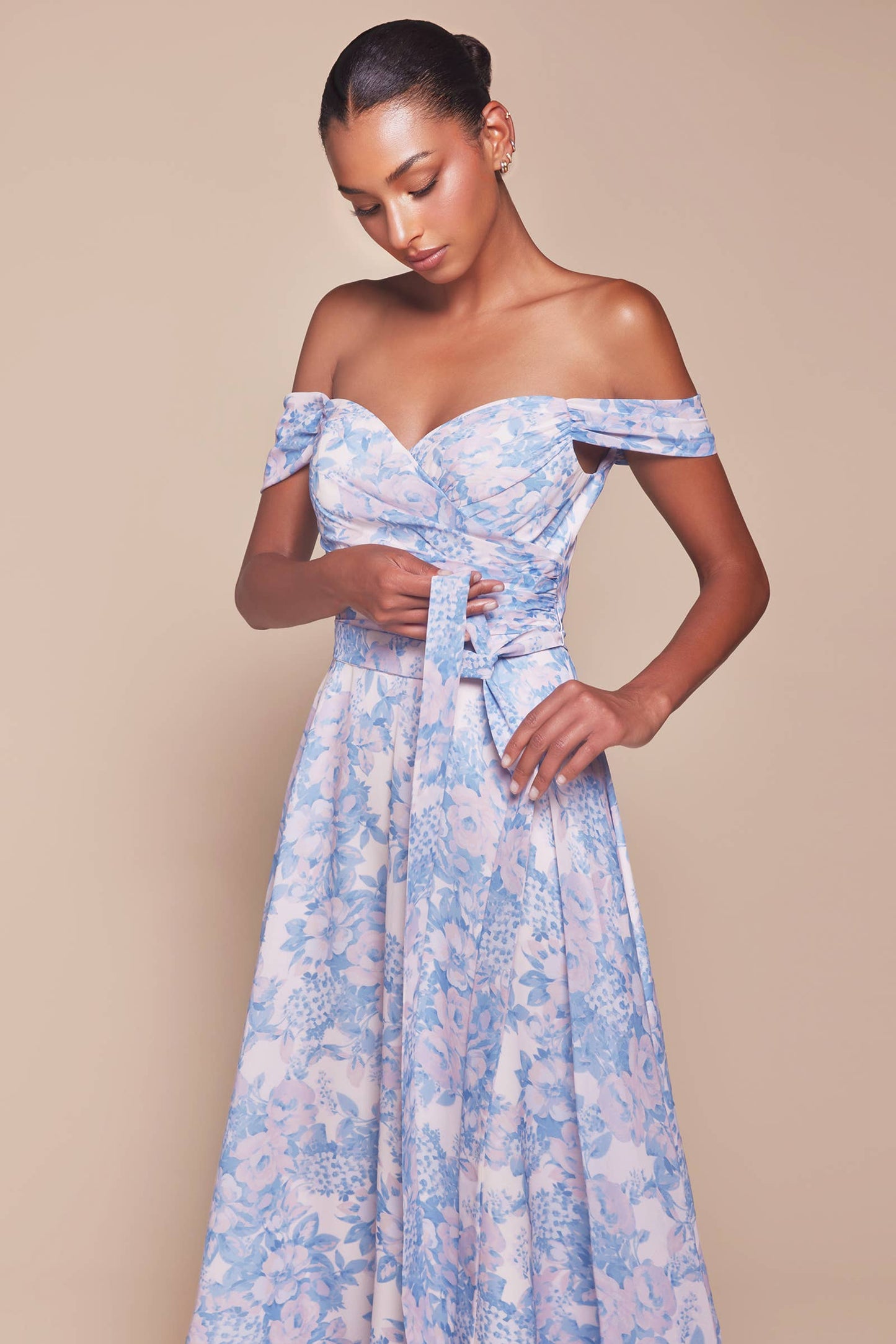 SCHULTERFREIES A-LINIENKLEID MIT BLUMENPRINT