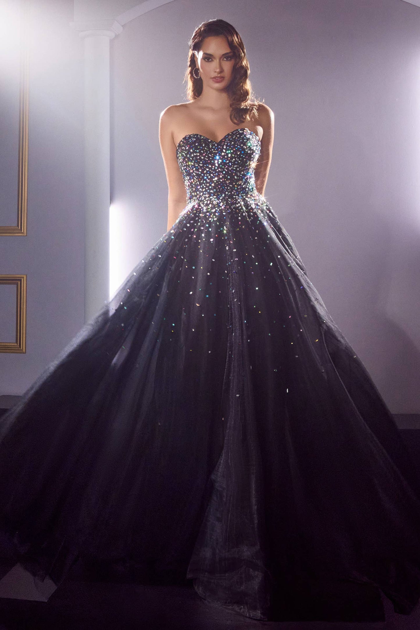 TRÄGERLOSES BALLKLEID MIT SCHMUCKAKZENTEN