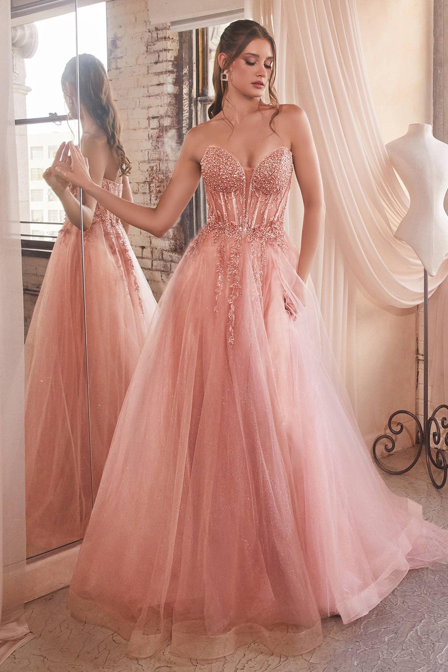 TRÄGERLOSES BALLKLEID AUS MEHRLAGIGEM TÜLL