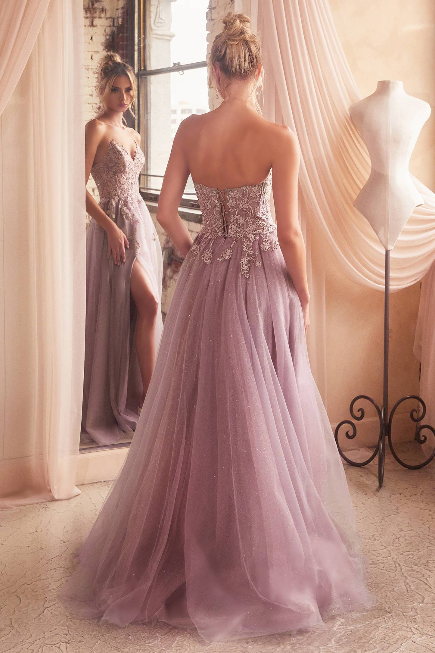 TRÄGERLOSES A-LINIENKLEID AUS SPITZE UND TÜLL