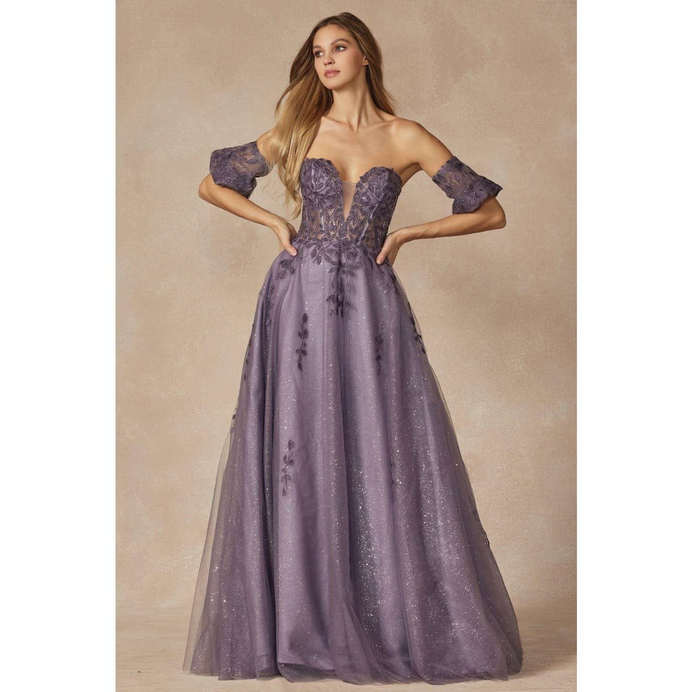 Kleid mit abnehmbaren Ärmel