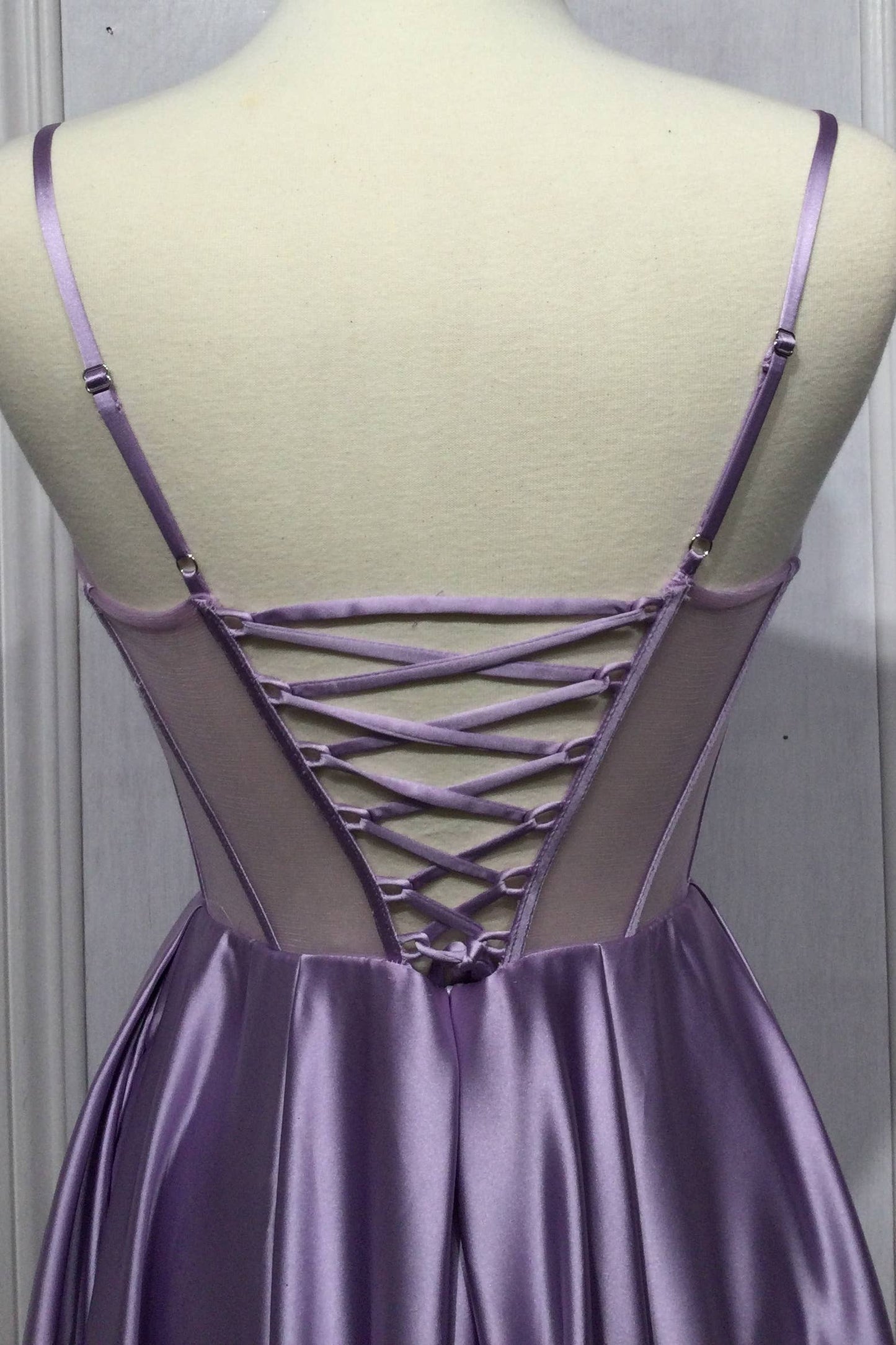 A-LINIENKLEID AUS SATIN MIT BRUSTVERZIERUNG
