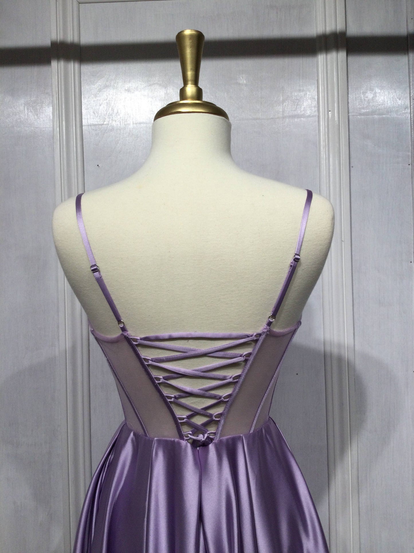 A-LINIENKLEID AUS SATIN MIT BRUSTVERZIERUNG