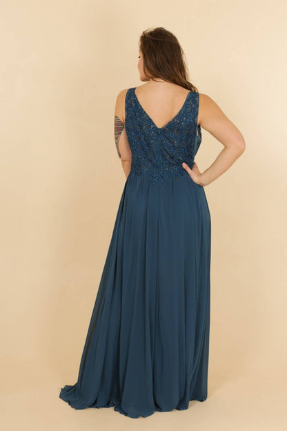 Elegantes Abendkleid in Petrol mit Spitzen- und Pailletten-Details