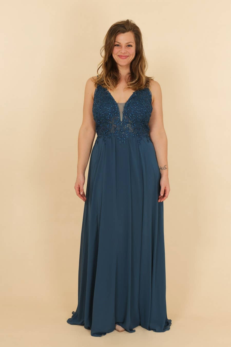 Elegantes Abendkleid in Petrol mit Spitzen- und Pailletten-Details