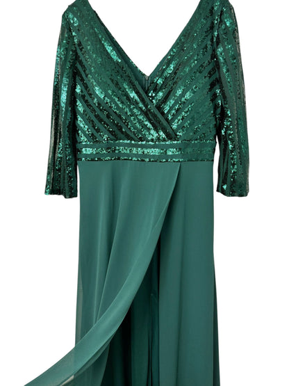 Abendkleid in Übergröße aus Pailletten mit Ärmeln R1896G